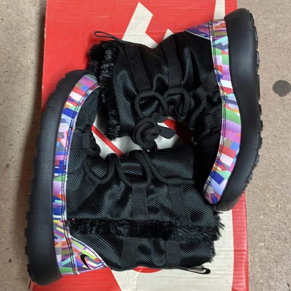 Brand new in box Nike girls Roshe 1 hi print faux fur lined boots. - Picture 1 of 6